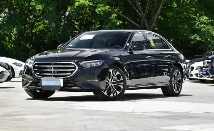 全新梅赛德斯-奔驰e级长轴距插电式混动版车型亮相2024粤港澳车展