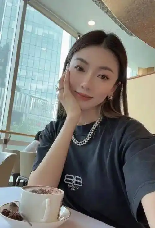 如今,郑恺已经是两个孩子的爸爸,从苗苗"三年抱俩"的态势看,也足以