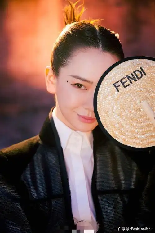 戚薇柳叶眼线泪痣妆,妩媚又英气