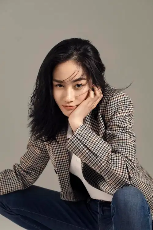 范帅琦发布花漾写真 个性十足展真我风采