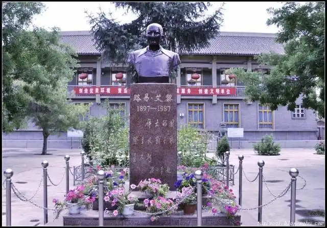 踏寻艾黎足迹弘扬革命精神主题党日活动