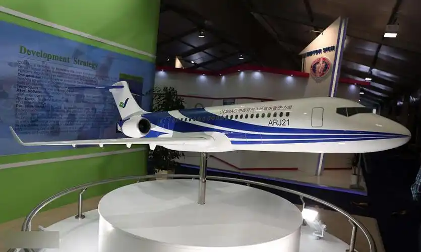 国产大飞机c919模型亮相范堡罗航展