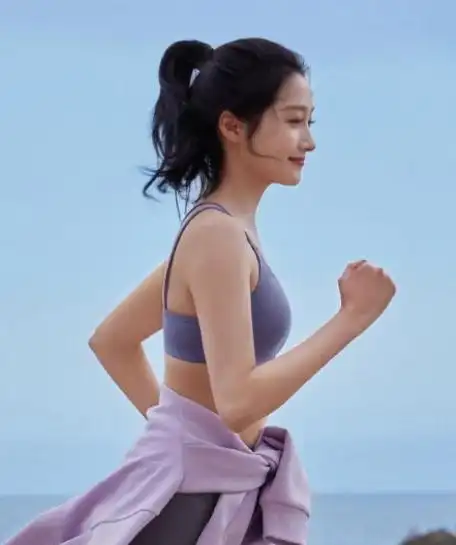 关晓彤海边跑步活力十足 穿运动内衣勾勒身材