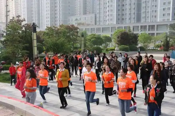 今天早晨,甘谷滨河路因为这么一群人变得好热闹!