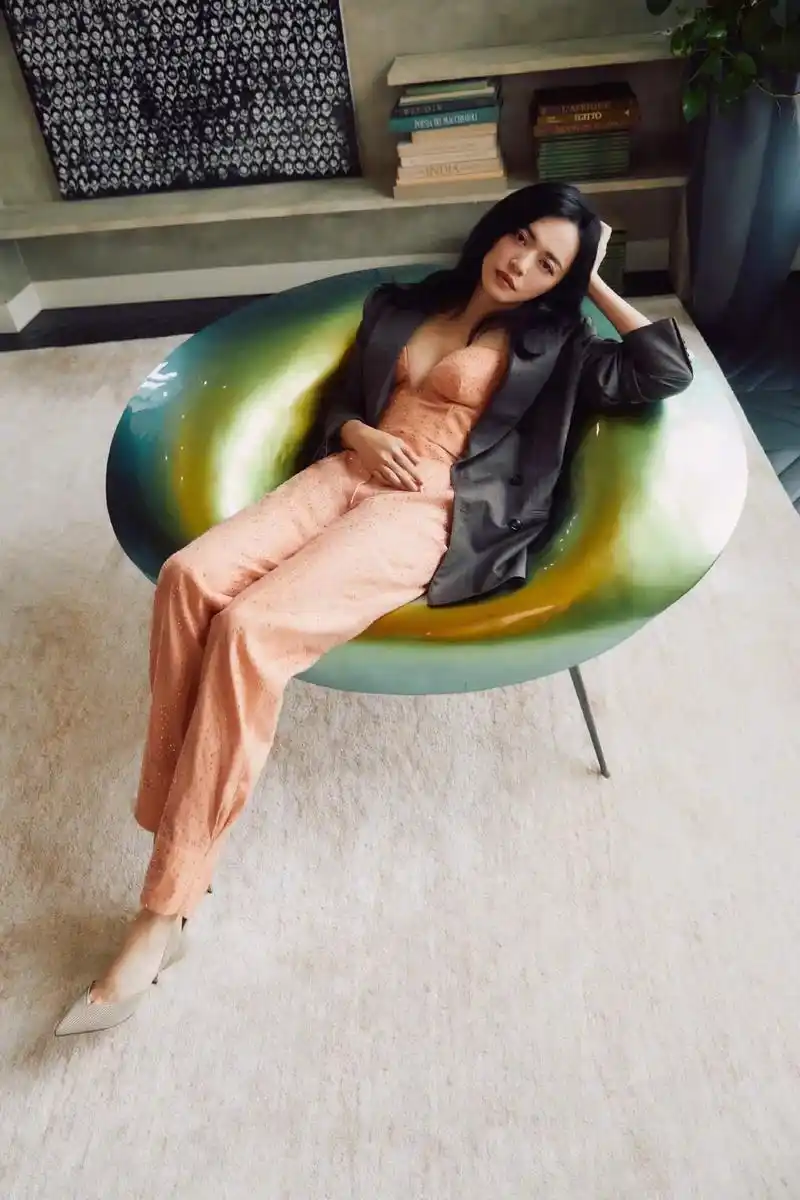 姚晨最新时尚写真,硬朗的西装外套内搭杏色水钻钉珠连身裤,简单