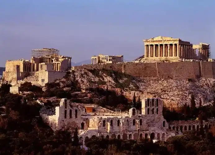卫城:始建于公元前580年,希腊最杰出的古建筑群,为宗教政治中心地