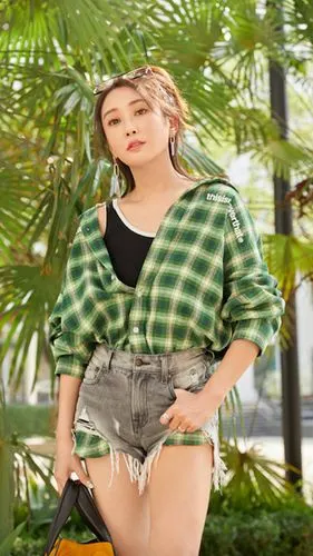 杜若溪,时髦格子衬衫,超短裤大秀美腿