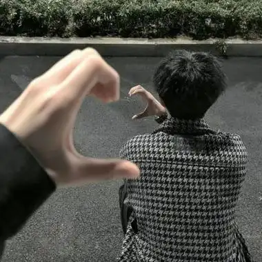 情侣比心手势情侣头像图片大全