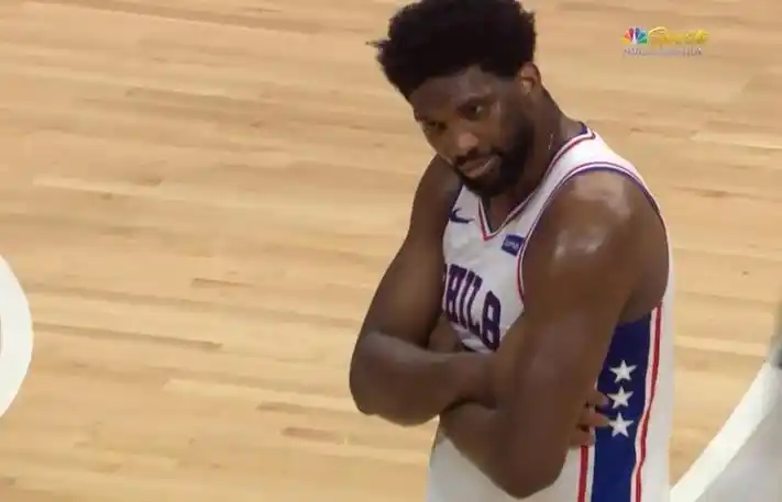 表情包这都不吹恩比德傲娇凝视裁判