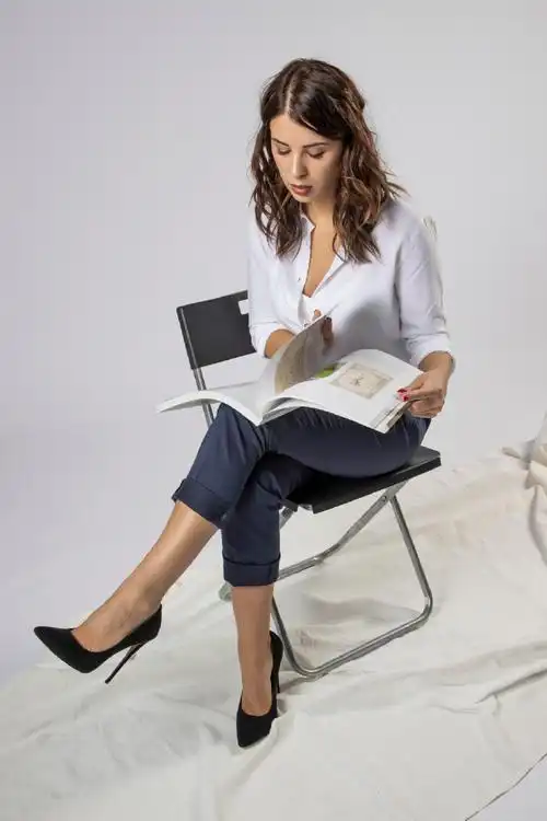 女生休闲坐姿动态#绘画参考##人体动态