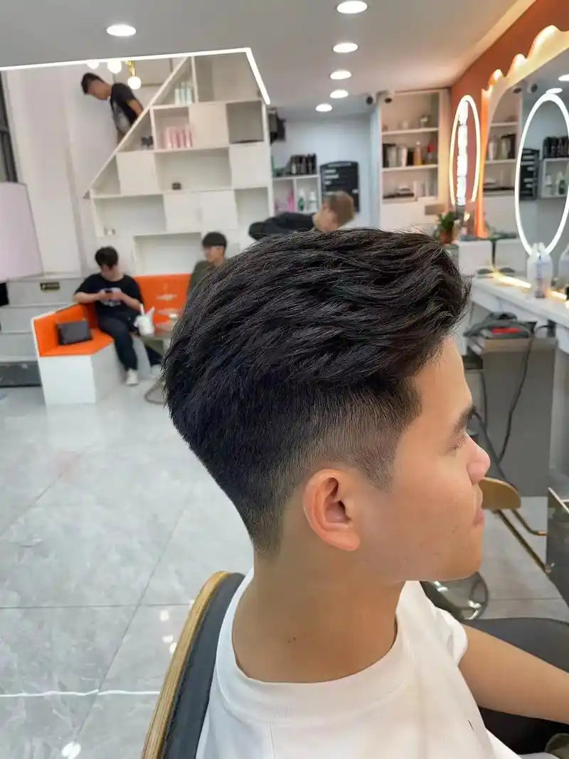 侧背头男生一定要尝试的发型,男生烫发纹理向后烫 - 抖音