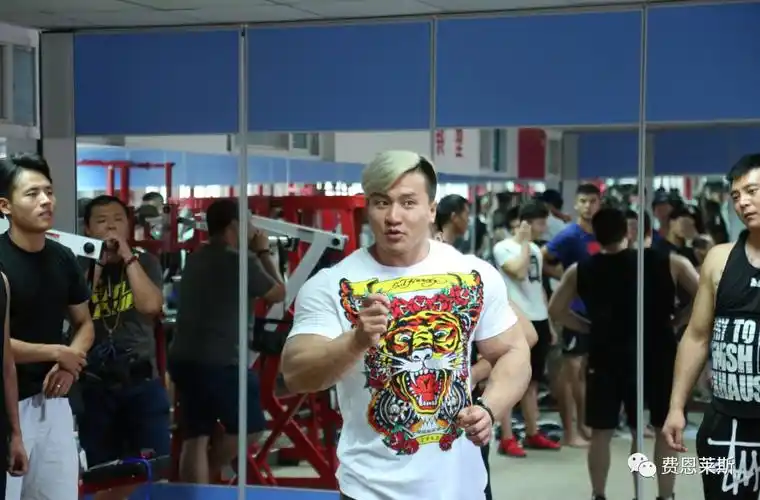 中国最帅肌肉男泰坦巨肩周大伟教你专业摆pose