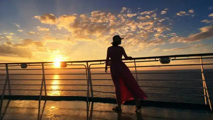 的时候可以到邮轮的甲板拍摄一些不看镜头的照片,会特别有意境nikon