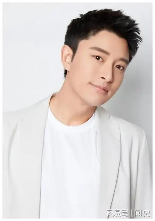 贾乃亮与李小璐同过端午甜馨短发笑容甜美越来越好看