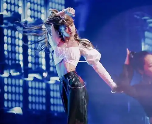 《青你2》lisa穿露脐装跳舞,动感十足大秀好身材,马甲线很抢眼