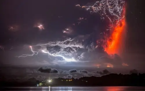 闪电与喷发的火山碰撞交缠的瞬间摄影师francisconegroni