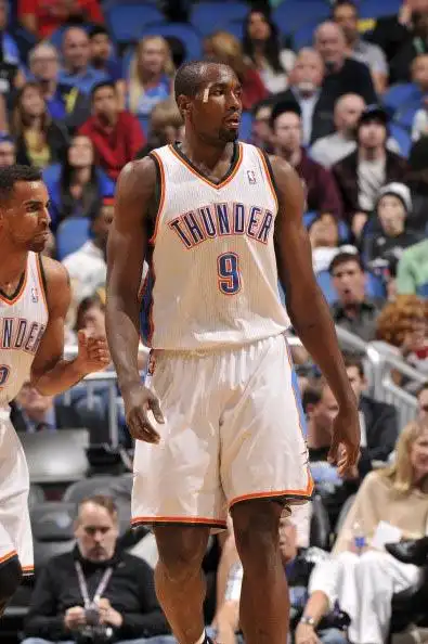 图文:[nba]雷霆胜魔术 伊巴卡休息