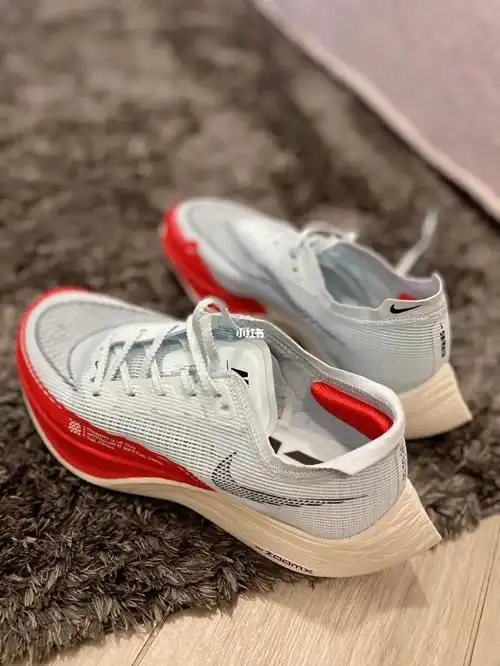 配色很妙的nike碳板跑鞋