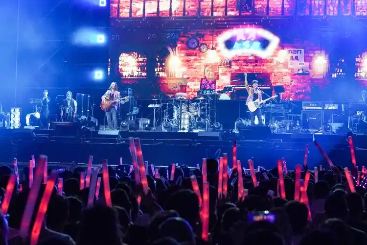 的"跟动力合唱"动力火车20年巡回演唱会在佛山市岭南明珠体育馆唱响