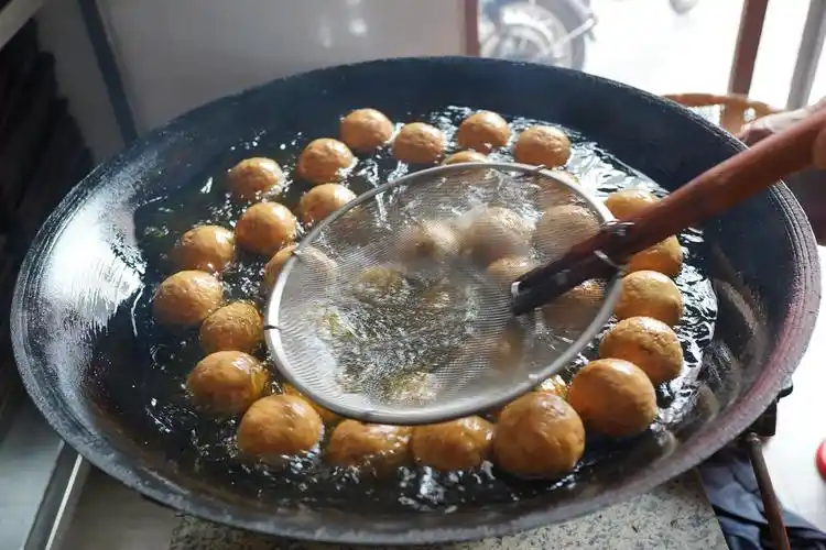 是迎春花市的百花香 年货街的买卖声 挥春上的油墨味 还是炸煎堆的油