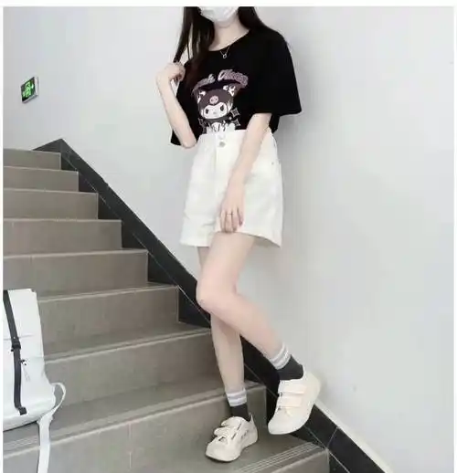 原创白色短裤怎么搭配上衣和鞋子好看