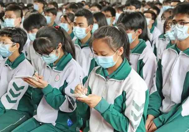 广东多地教育局发布内容,中小学生暑假时间确定,家长却愁眉不展