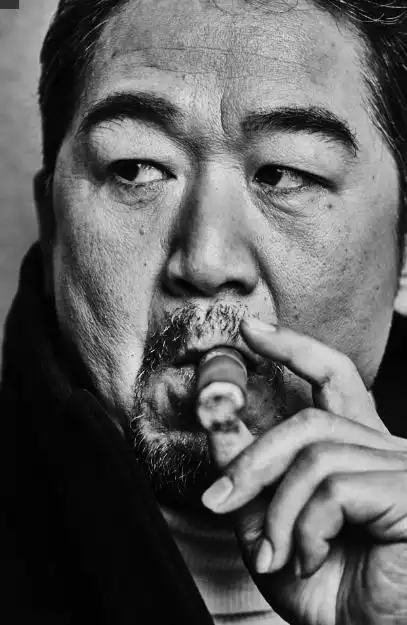 张国立手拿雪茄,拍黑白写真,沧桑又洒脱,男人味十足