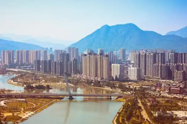 这片国家级森林公园位于杭州市