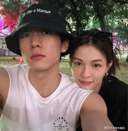 钟楚曦庆31岁生日与大3岁男友侯雯元外出逛街两人感情和睦