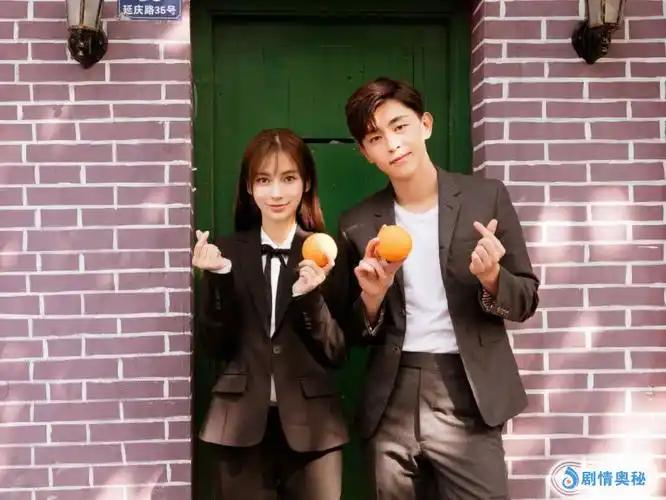 就算是跟自己的偶像一起合影,邓伦也是非常的拘束,一脸的微笑跟张韶涵