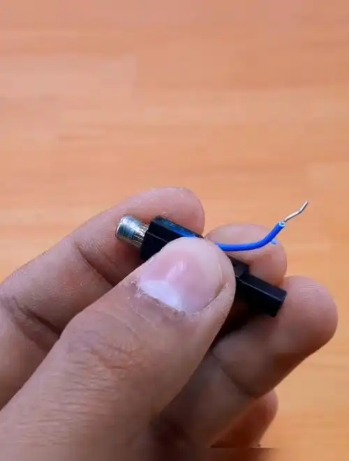 用打火机上的压电电子制作一个点火装置,点燃气灶轻而易举-度小视