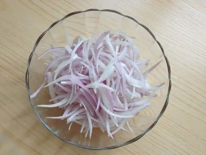 下面我们开始准备材料,四分之一个洋葱切丝,用少许黄油煸炒出水分备用