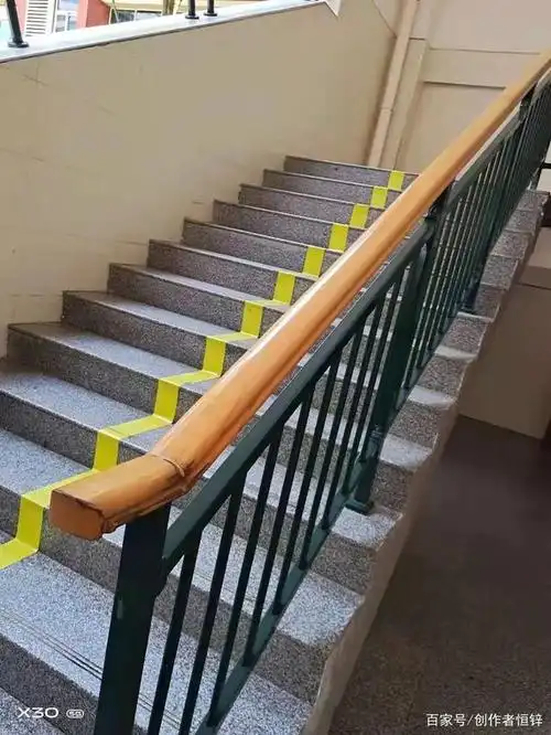 学校楼梯间栏杆