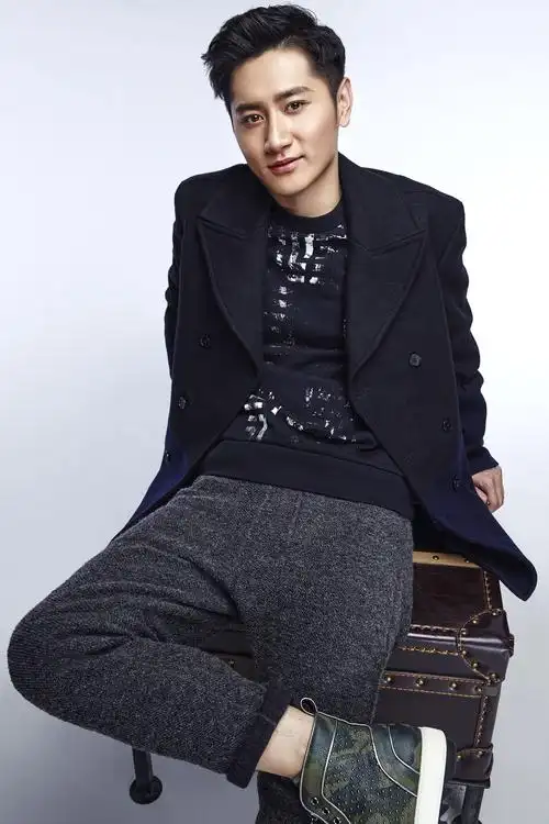 李雨轩初秋写真曝光随性俊朗展独特魅力