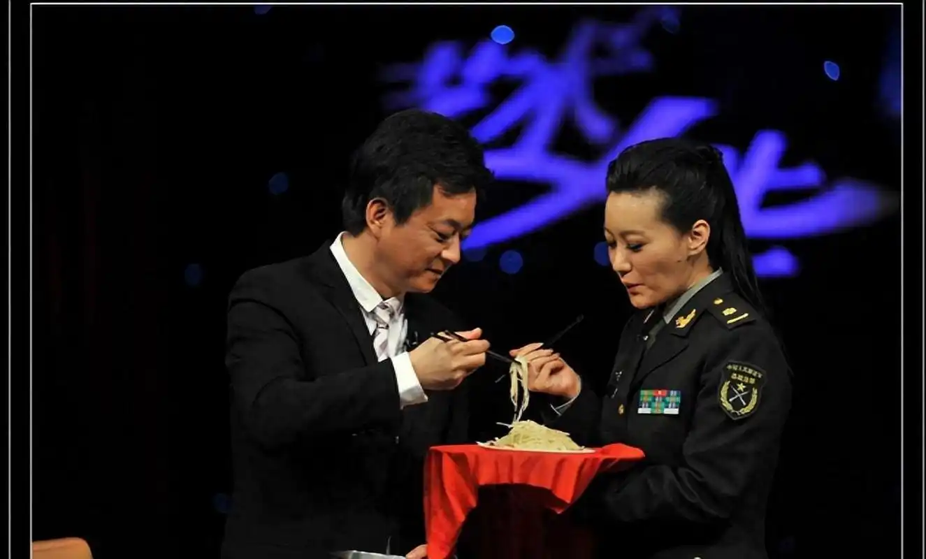 丈夫邓中翰是科研专家,两人低调相恋并结婚,育有一对双胞胎.