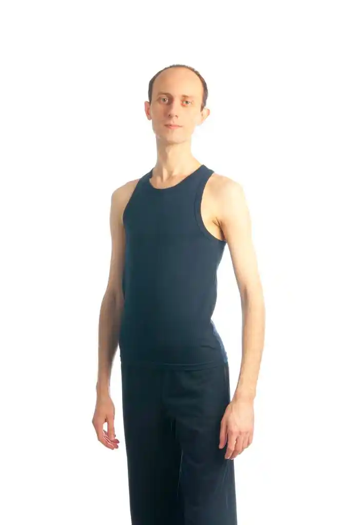 瘦男人的肖像,瘦高个子站上孤立白色 dackground