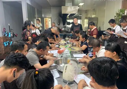 安徽男子开店速度"惊人",称做生意得有胆量!