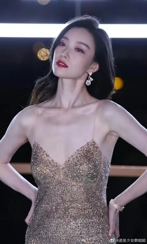 倪妮视觉中国生图#视觉中国下的倪妮美的闪闪发光,皮肤白到反光,仪态
