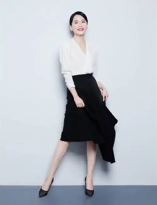 俞飞鸿私服太有范儿!衬衫裙搭针织包,简单大方堪称中年穿搭典范