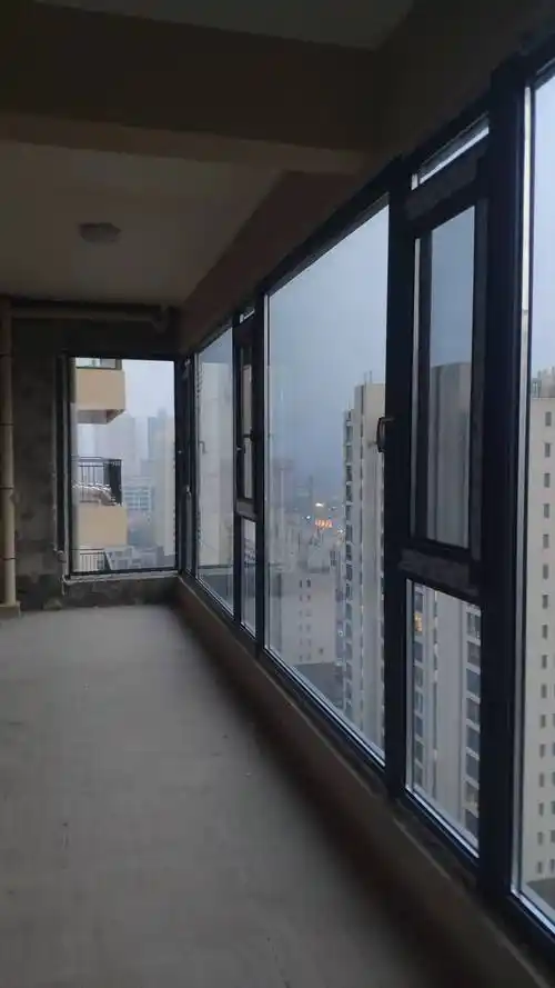 宜阳碧桂园大阳台封玻璃门窗70断桥铝系统门窗安装效果