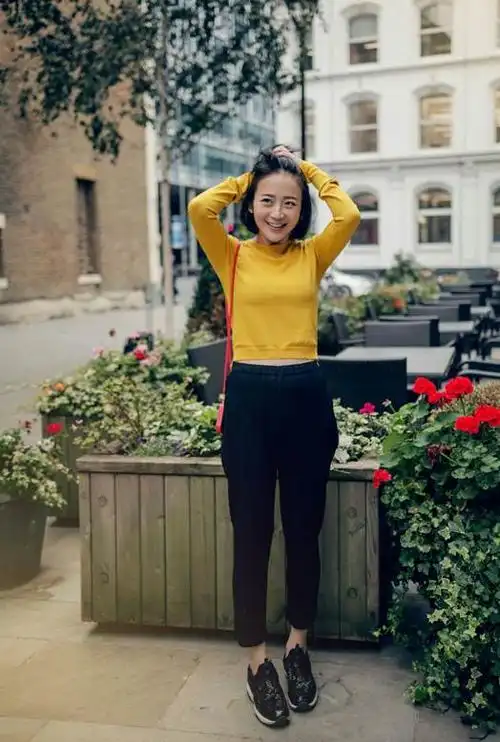 艾诚休闲写真曝光 俏皮演绎伦敦漫步