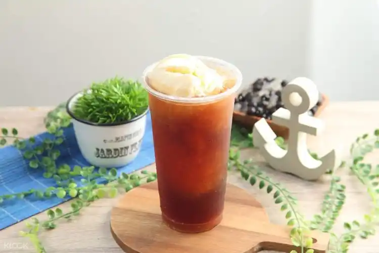black tea with ice cream at dream tea at taipei arena station