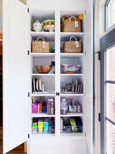 定制一个收纳柜储物间里面可以多设置一些层板,这样一平米的空间,收纳