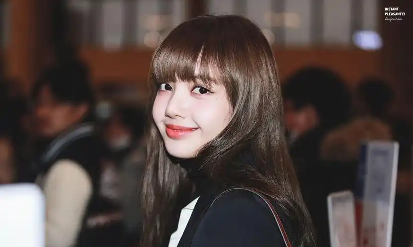 lisa斜刘海露额头,新发型你爱了吗