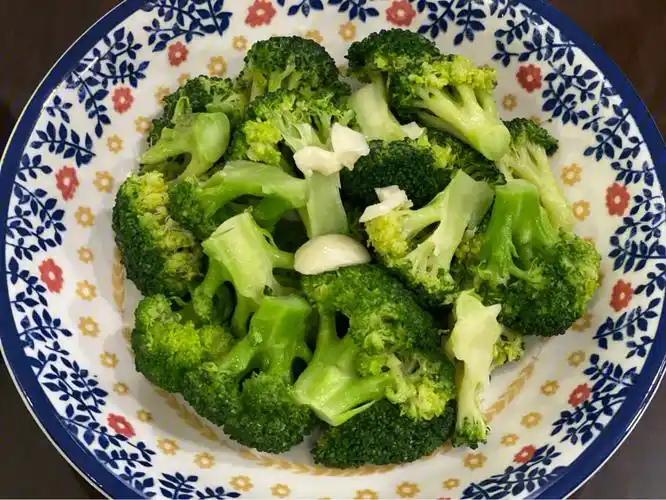 工作日快手晚餐 清炒西兰花 花菇蒸滑鸡 虾皮丝瓜