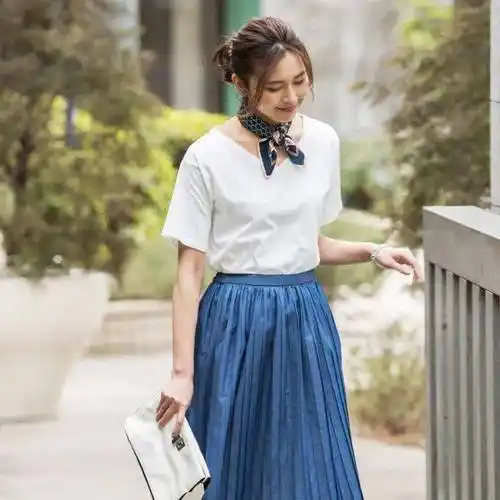 最不挑人的白t恤穿法配条丝巾瞬间摆脱路人感