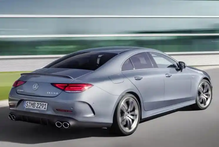 车侧部分的线条,也是奔驰cls车系中最为传神和经典的元素所在.