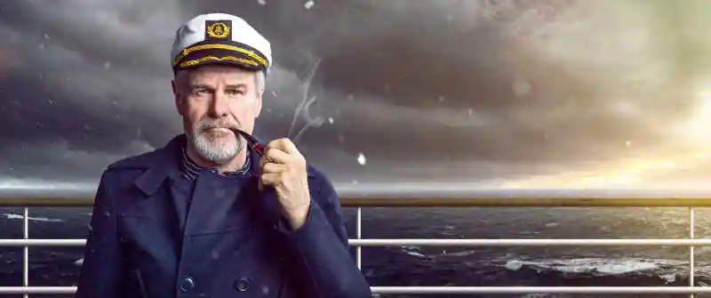 船长抽斗烟的特写