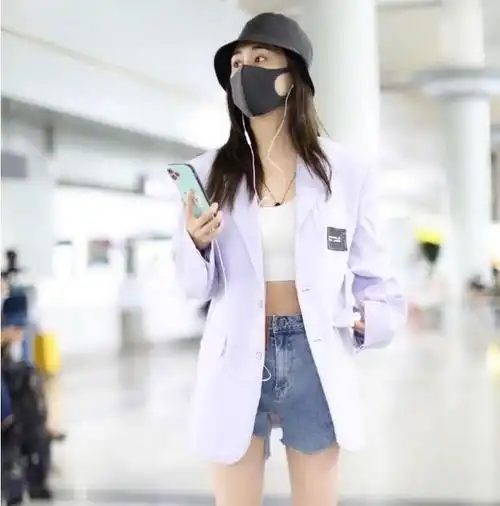 紫色西服搭配牛仔短裤,刘芸大秀靓姐气质