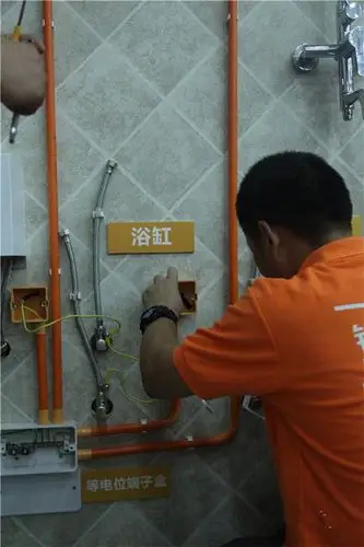 现场等电位演示讲解总经理张一良先生接受记者访问铭品是业内使用德系